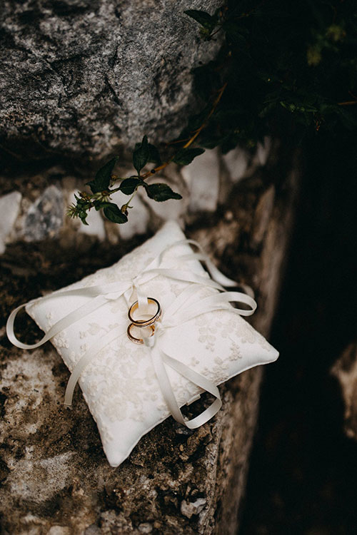 Small pillows are trendy wedding rings holders