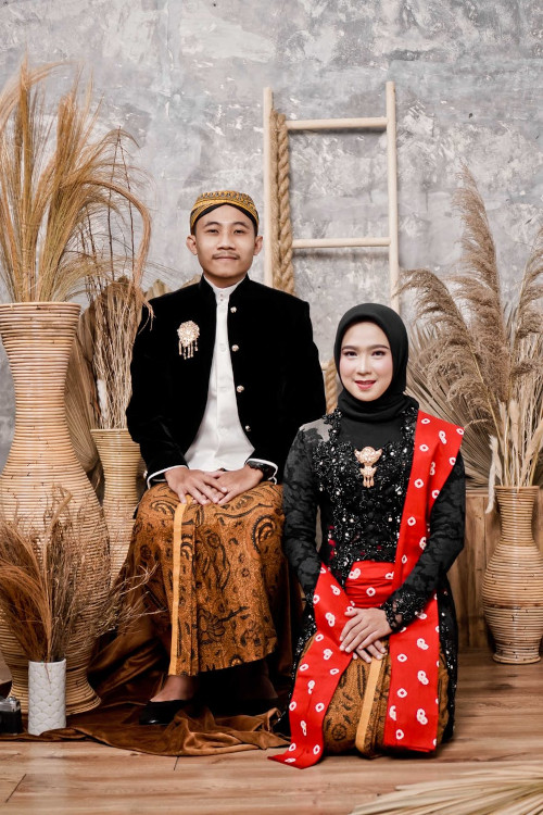 Beauty of Indonesian traditional wedding outfits