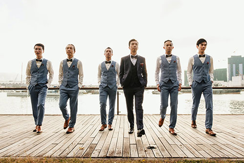 Groomsmen shouldn’t wear colored shirts