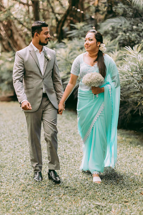 Sri Lankan grooms often wear traditional attire for the wedding. Like these costumes