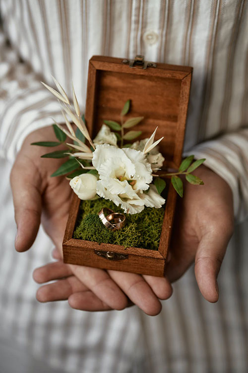 Use decorative wooden box as wedding rings holder
