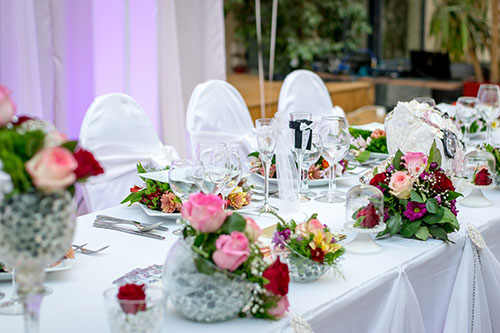 bouquets of fresh flowers for wedding table décor
