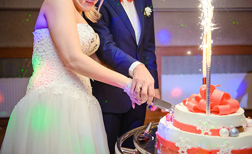 Wedding photo tip – pick nice background for wedding cake cutting