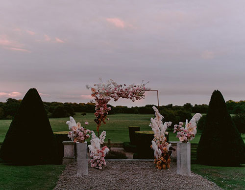 Movable floral installations will help you cut wedding expenses