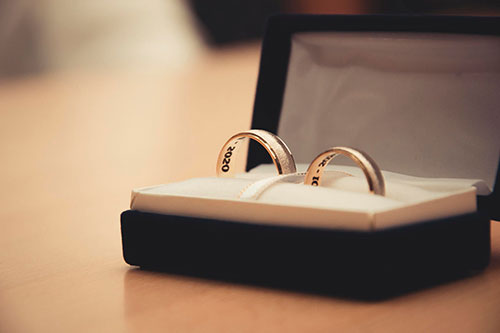 What wedding rings holder to choose for minimalist wedding?