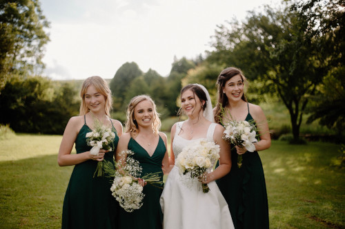 Can wedding bouquet and bridesmaid bouquets match