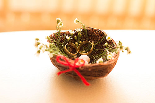 Pick trendy eco-friendly wedding rings holder made of natural materials