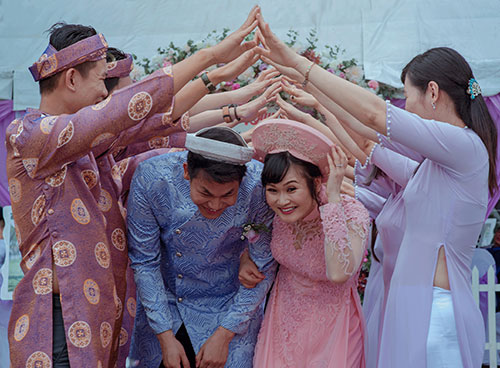 Vietnamese couple with their bridesmaids and groomsmen