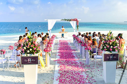 flower petals to decorate wedding aisle