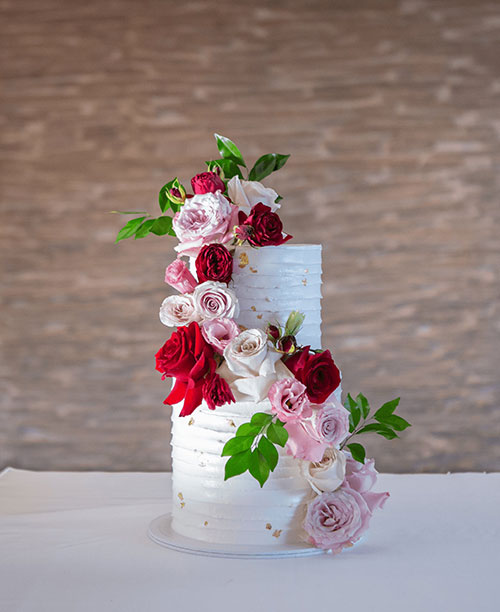 Fresh roses in wedding cake décor
