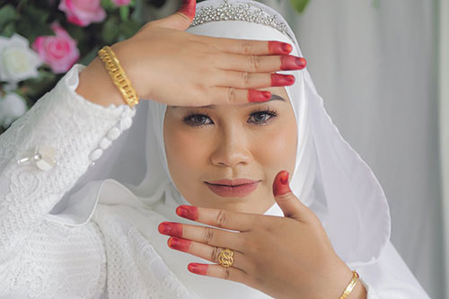 Muslim brides are gorgeous in their neat hijabs and bridal crowns