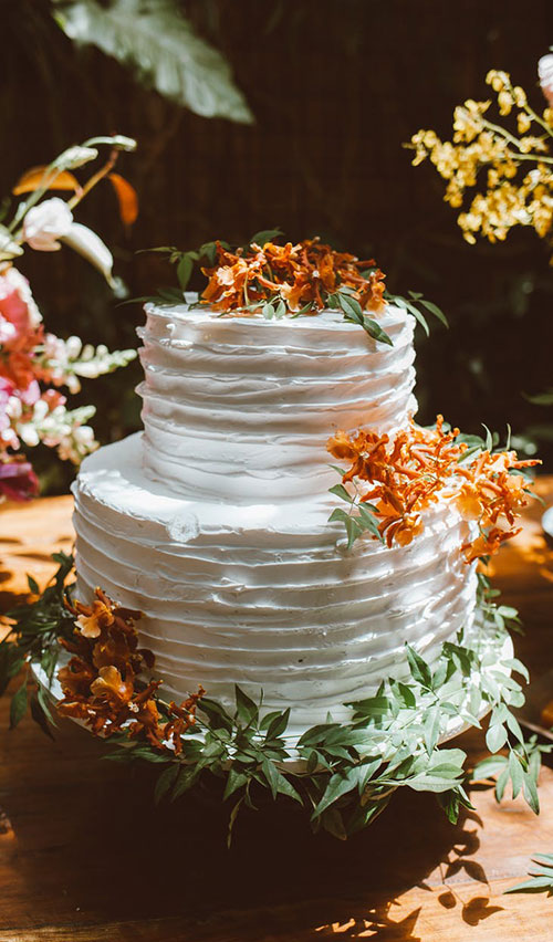 Make your wedding cake décor unique