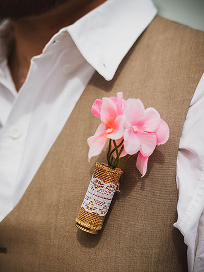 How to wear buttonholes and boutonnieres