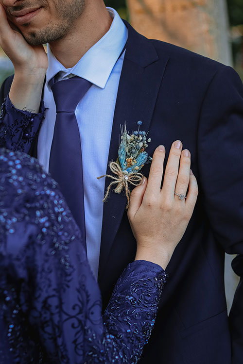 What color of wedding boutonniere to choose?