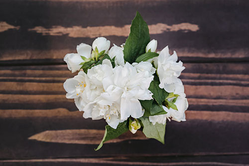 Choose wedding flowers that aren’t the most popular